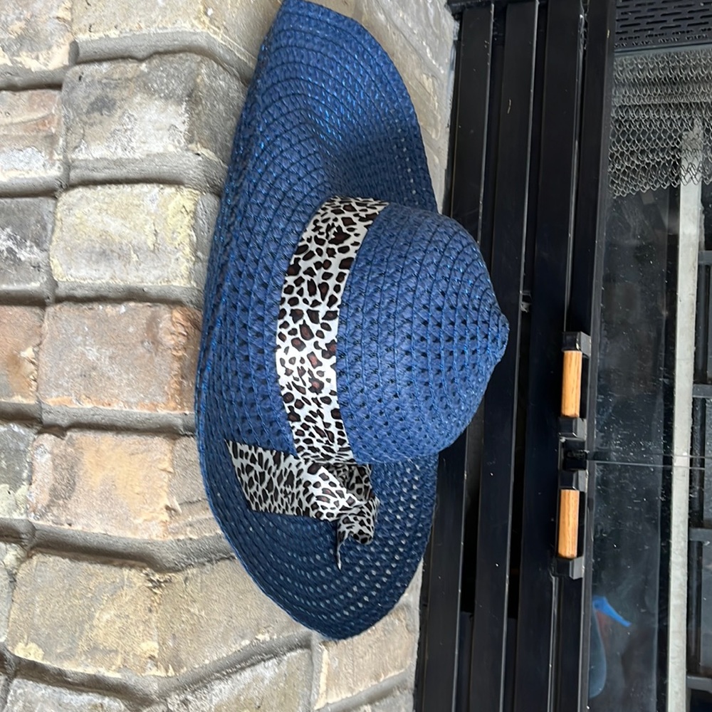 Ladies sun hat. Blue with fabric bow. Size Medium/Large. No tags.